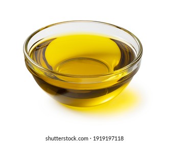 Aceite de oliva en un tazón de cuerdas sobre un fondo blanco
