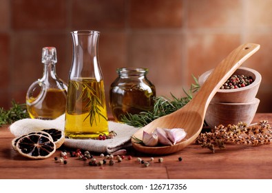 Olivenöl mit Gewürzen und anderen Zutaten