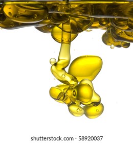 Olivenöl, das ins Wasser strömt