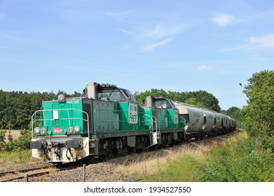 Olivet, France - 12 mars 2021 : sncf freight train transporting grain on a small railroad