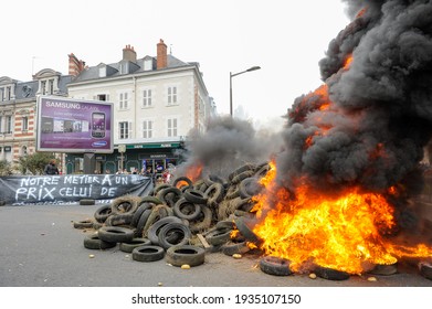 Olivet, France - 13 mars 2021 :  feu de pneumatique degageant de la fumée noire lors d'une manifestation d'agriculteurs