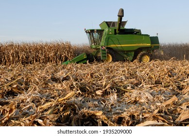 Olivet, France - 13 mars 2021 : harvesting corn with a combine harvester - Shutterstock ID 1935209000