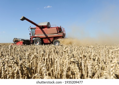 olivet, France - 13 mars 2021 : harvesting cereals using mechanical devices