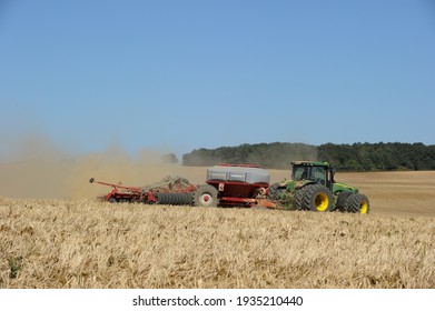 Olivet, France - 13 mars 2021 : farmer sowing grain