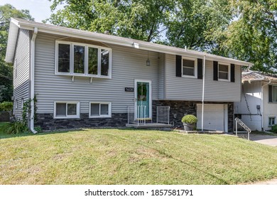 Omaha, NE / USA - 11/19/2020: Exterior Of A Split Entry Home In Omaha Nebraska, USA