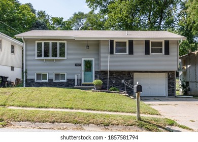 Omaha, NE / USA - 11/19/2020: Exterior Of A Split Entry Home In Omaha Nebraska, USA