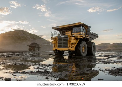 804 Komatsu Bulldozer Images, Stock Photos & Vectors | Shutterstock