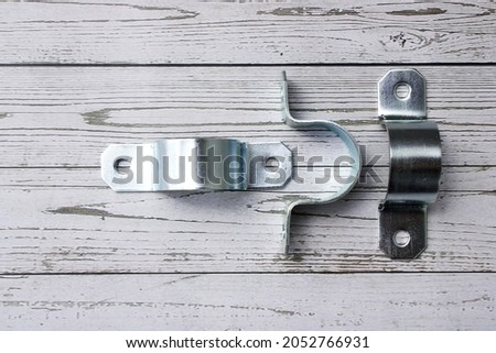 Omega clamp, used to hold tubular articles, or to support, it is held with a pair of screws since it has a hole on each side to insert the screw