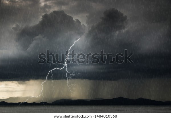 雨時の不吉な雨雲と稲光 白黒の暗雲 の写真素材 今すぐ編集