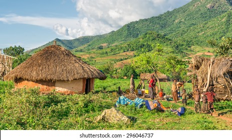 OMO VALLEY, ETHIOPIA - MAY 6, 2015 : Ethiopian Family Preparing Dinner In Front Of Their Home In The Southern Part Of Ethiopia.