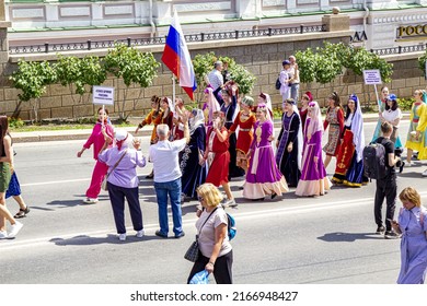 Omsk, Russia. June 12, 2022. Russia Day. A Group Of Young Girls-representatives Of The Armenian Diaspora.