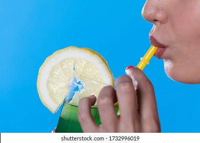 On the close-up you can see a straw in the mouth, which is drunk by a woman.