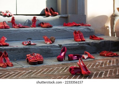 
On the day against violence against women, red shoes were placed in front of the Town Hall as a gesture of solidarity