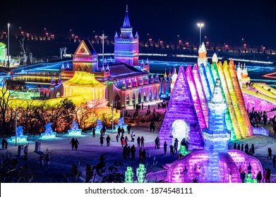 On December 12, 2020, China Changchun Ice and Snow Xintiandi opened. The picture shows the ice and snow landscape of Xintiandi at night.