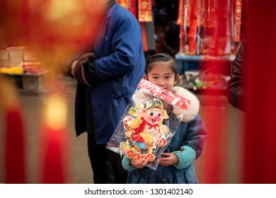 On January 31, 2019, at the auspicious hanging booth of the Spring Festival in Jiangyin wholesale market of Jiangsu Province, people are buying red ornaments for the Spring Festival.