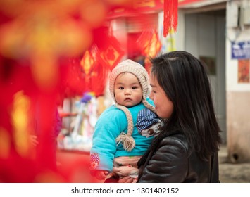 On January 31, 2019, at the auspicious hanging booth of the Spring Festival in Jiangyin wholesale market of Jiangsu Province, people are buying red ornaments for the Spring Festival.