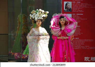 On July 20, 2014 In Xian, China, Tang Palace Ruins Park Staff Is To Perform The Court Dance Of The Ancient Tang Empire To Tourists And Tourism Programs.