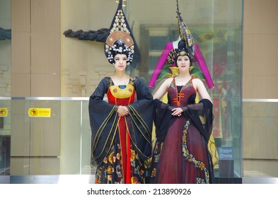 On July 20, 2014 In Xian, China, Tang Palace Ruins Park Staff Is To Perform The Court Dance Of The Ancient Tang Empire To Tourists And Tourism Programs.