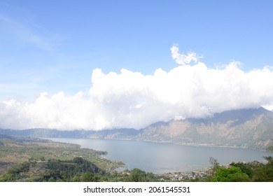 On The Mountain There Are Clouds