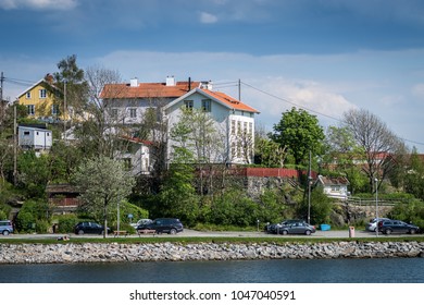 On the northern side of river Göta älv by Lindholmen you find Slottsberget (castle mountain) with beautiful old houses that have a wonderful view of the harbour in Gothenberg 05/10/16