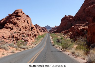 On the Road Again. Wonderful landscapes driving along the roads of Valley of Fire, Nevada, USA.
Returning to the routes after the long confinement per pandemic. Beauty and magic time on the road again