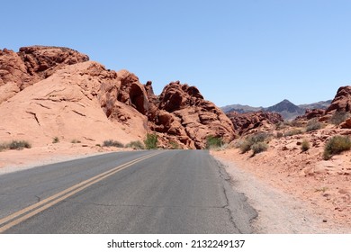 On the Road Again. Wonderful landscapes driving along the roads of Valley of Fire, Nevada, USA.
Returning to the routes after the long confinement per pandemic. Beauty and magic time on the road again