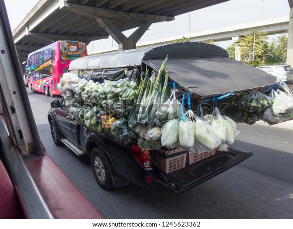 on the road BANGKOK\
THAILAND-28 NOVEMBER 2018:Buses sell vegetables, sells food, sells\
to distant living areas, and supermarkets.on BANGKOK THAILAND-28\
NOVEMBER 2018.