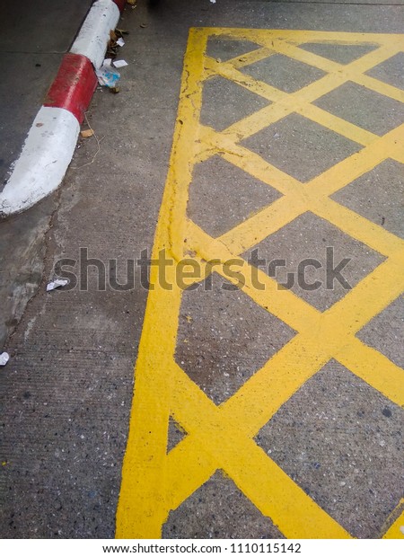 On the road with a yellow square, a symbol not stop\
the car. Bath with a side-foot red, white means parking is\
prohibited in this area.