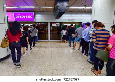 On September 23, 2017, Seoulites Lined Up The Subway Line At Hapjeong Station In Seoul Subway Line 2, South Korea.