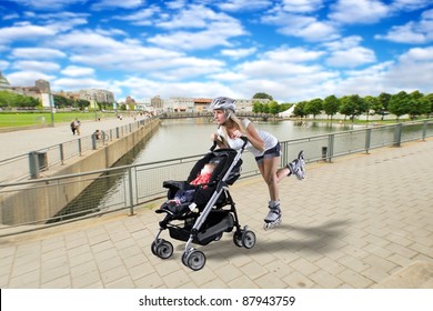 On sunny days, making sports with a young baby is not always easy. Strollers and rollers in a safe park is the best physical activity you could do.