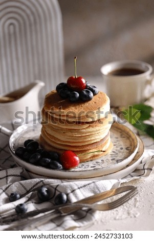 Similar – Foto Bild Pfannkuchen mit Johannisbeeren und Blaubeeren in gusseiserner Pfanne stehen auf dunklem Tisch