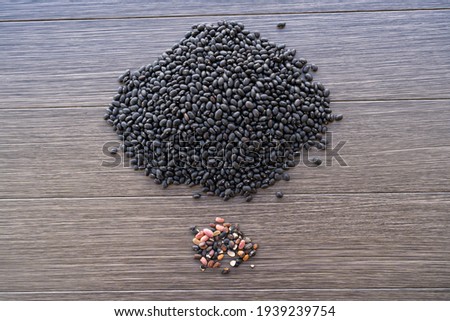 On the table there are black and impure beans found in their cleaning.