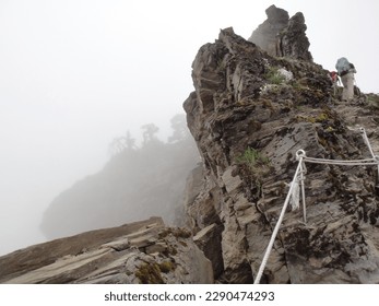 On the way to climb the Nanhu Mountain, we passed through the steep Wuyan Peak Cliff