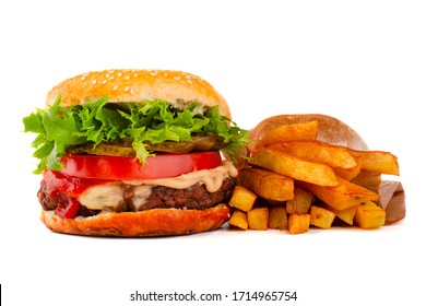 Ein großer, großer, klassischer Hamburger-Käseeburger mit Pommes frites einzeln auf weißem Hintergrund