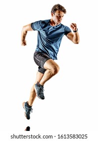 un corredor caucásico corriendo jogger jogger joven hombre en estudio aislado en fondo blanco