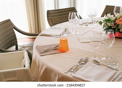 One child seat in a table of a restaurant