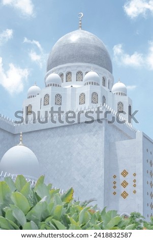 One of the domes in the Sheikh Zayed Mosque stands firmly in the corner of the mosque