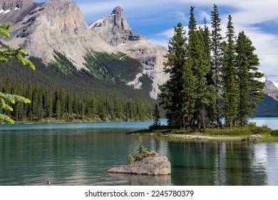 One of the most iconic and photogenic locations in Canada, the Spirit Island spot screams Alberta: water, mountains, coniferous trees.