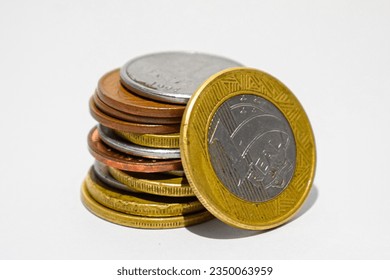 one real coins, five centavos coins, 10 centavos coins and 25 Brazilian centavos coins 