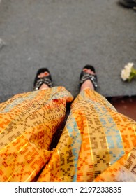 One type of Bugis silk sarong 'sabbe' to mix and match with 'baju bodo', namely the Makassar Bugis traditional dress which is usually worn by Bugis Makassar women at Bugis Makassar weddings
				