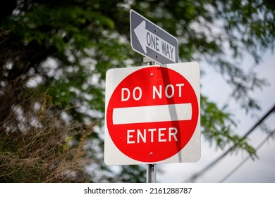 One Way And Do Not Enter Sign