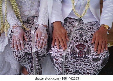 One Of The Wedding Photos Using Indonesian Traditional Clothes, Sundanese Traditional White Clothes, Indonesian Batik