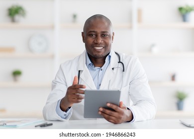 313,040 Doctor male young Images, Stock Photos & Vectors | Shutterstock