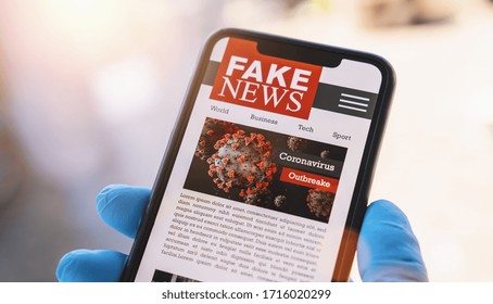Online Corona Fake News auf einem Handy. Nahaufnahme, Mann liest Fake News oder Artikel über covid-19 in einer Smartphone-Anwendung. Hand mit Handschuhen, die ein intelligentes Gerät halten. COVID19 nCov-Ausbruch.