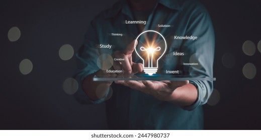 Online education course or e-learning technology Concept.Man show light bulb on virtual screen Training, Internet on education, study of knowledge for creative thinking idea and problem solving.