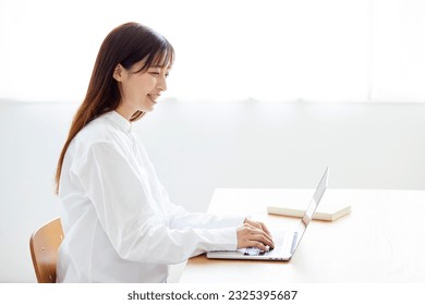 Online learning using a computer in the living room