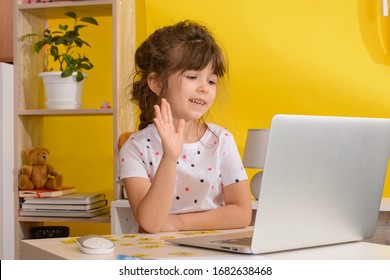 Online leksjoner for barn. Hjemmeundervisning og fjernundervisning for barn. Jente student studere online med videosamtale lærer. 