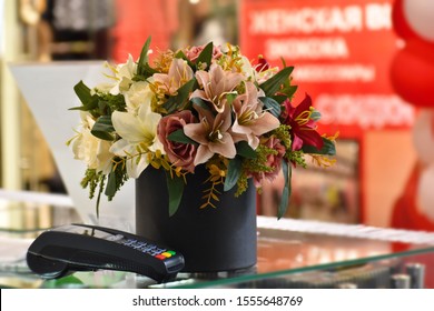 Online Payment Terminal. Flower Decoration Of Checkout Area. Decorative Flowers At  Reception. Flower Arrangement In Interior Of Store. Beautiful Decoration Of Store With Flowers. Flower Shop.