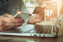 Online-Zahlung,Die Hände Der Menschen, Die Smartphone Und Kreditkarte Für Online-Shopping.