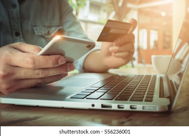 Онлайн оплата, Мужские руки держат смартфон и используя кредитную карту для интернет-покупок.